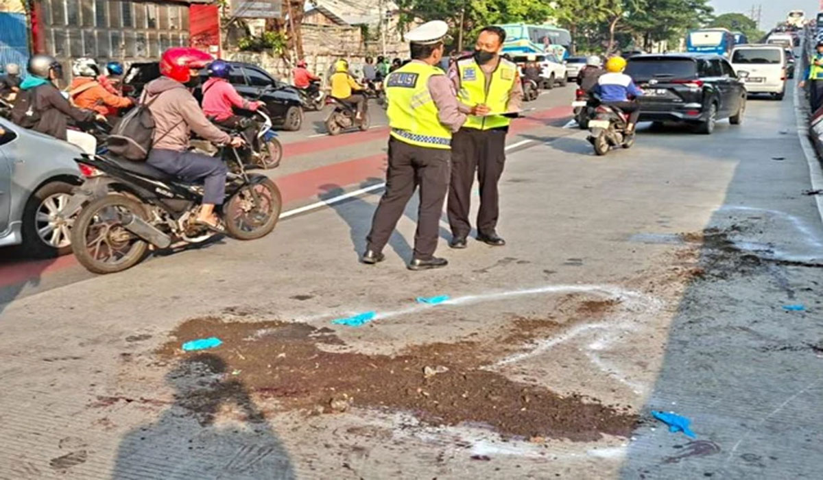 TRAGIS! Pengendara Motor Tewas Terlindas Bus di Daan Mogot